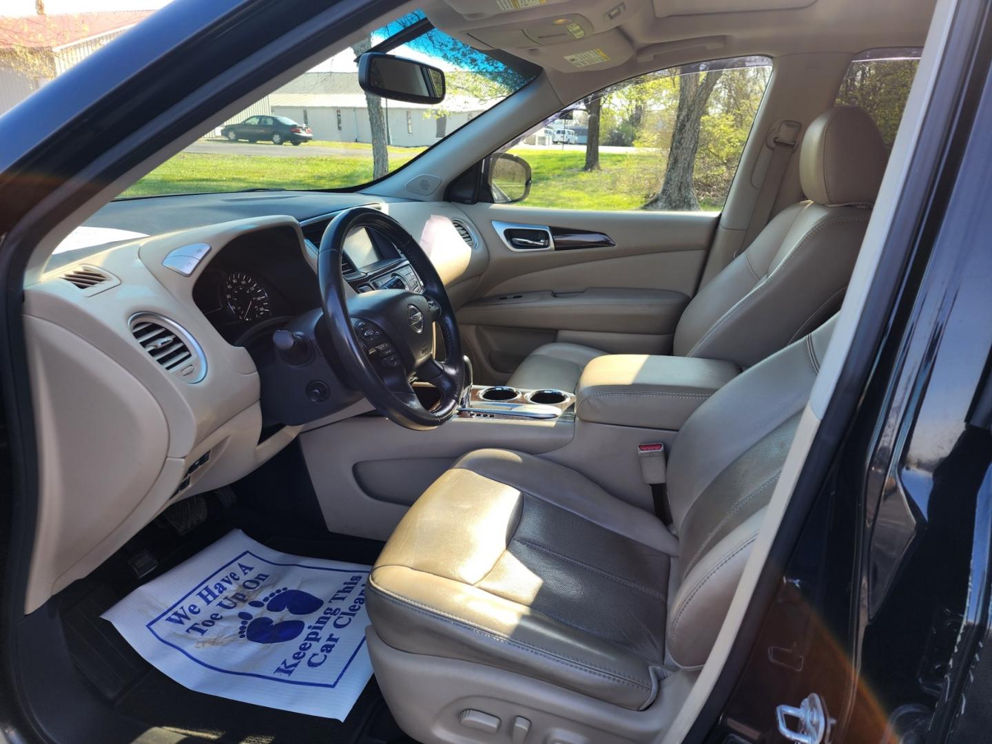 2016 BLACK /BEIGE Nissan Pathfinder Platinum 2WD (5N1AR2MN6GC) with an 3.5L V6 DOHC 24V engine, CVT transmission, located at 1221 Madison St., Shelbyville, TN, 37160, (931) 680-9439, 0.000000, 0.000000 - Photo#7